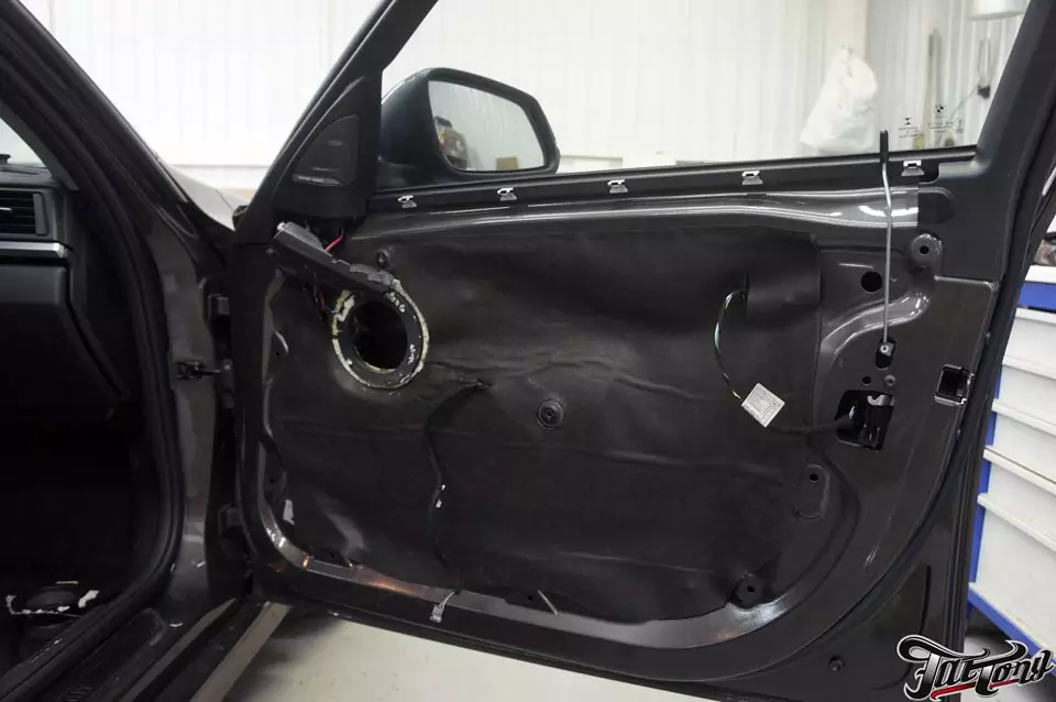 BMW F30. Замена штатной акустической системы с изготовлением короба стелс под сабвуфер.